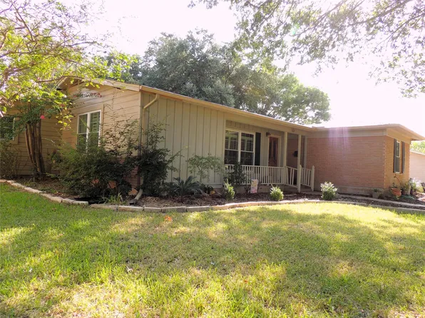 133 Hillcrest Dr, Luling, TX 78648