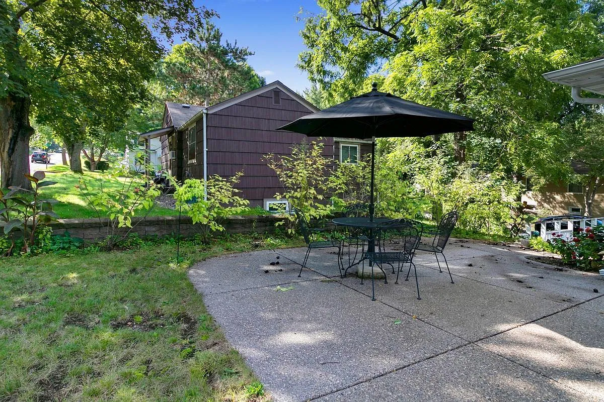 2 bed, 1.5 bath, 1365 sqft, $1,675 — Photo 3