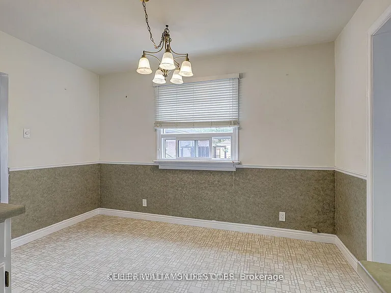 35 Thorncrest Cres — Photo 5