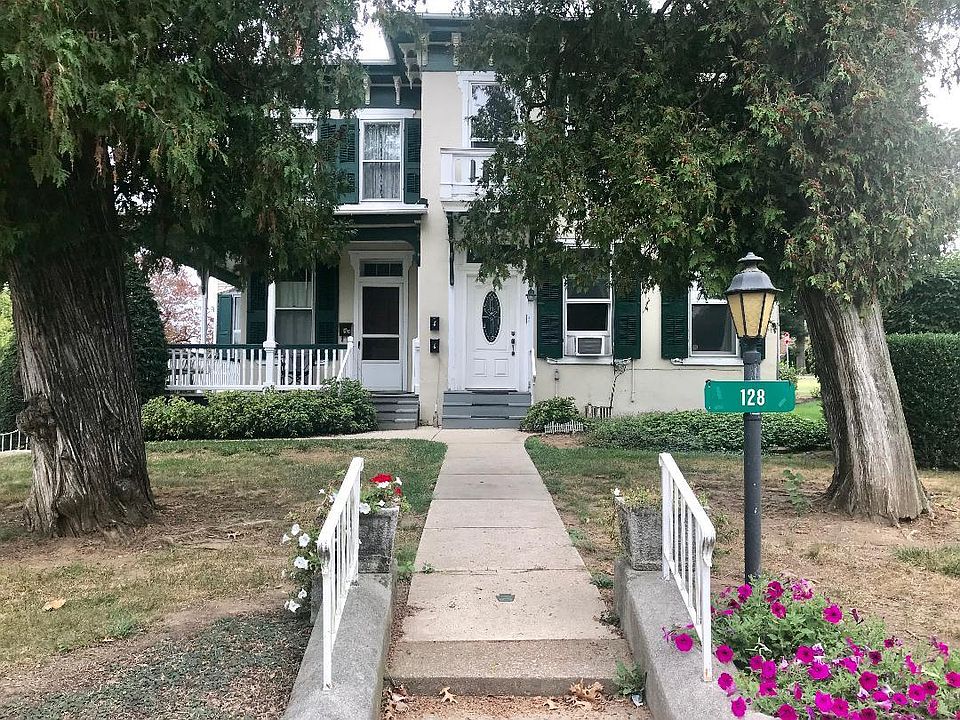 Front yard and home. Apartment is upstairs apartment on right.