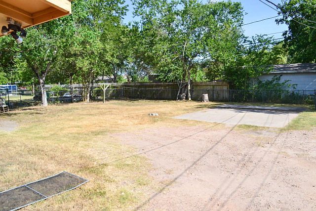 2nd image of 905 E Crestwood Dr