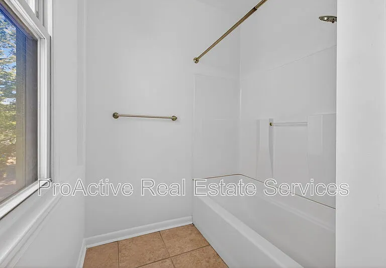 1008 Grayson St — Photo 10