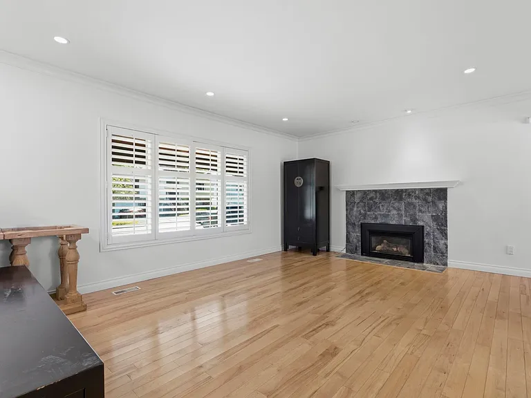 10851 Rosecroft Cres — Photo 3