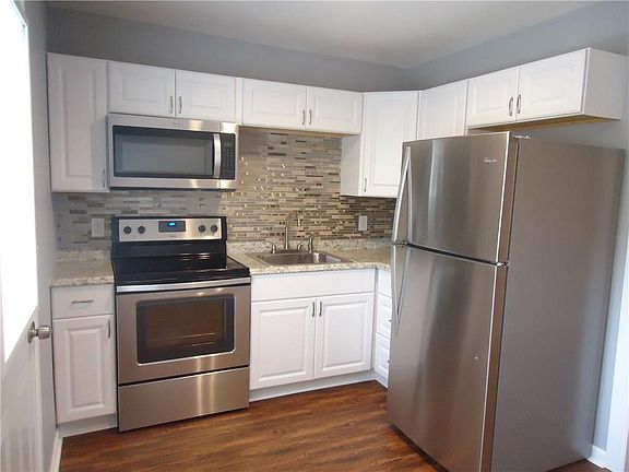 5th image of 915 N Throckmorton St