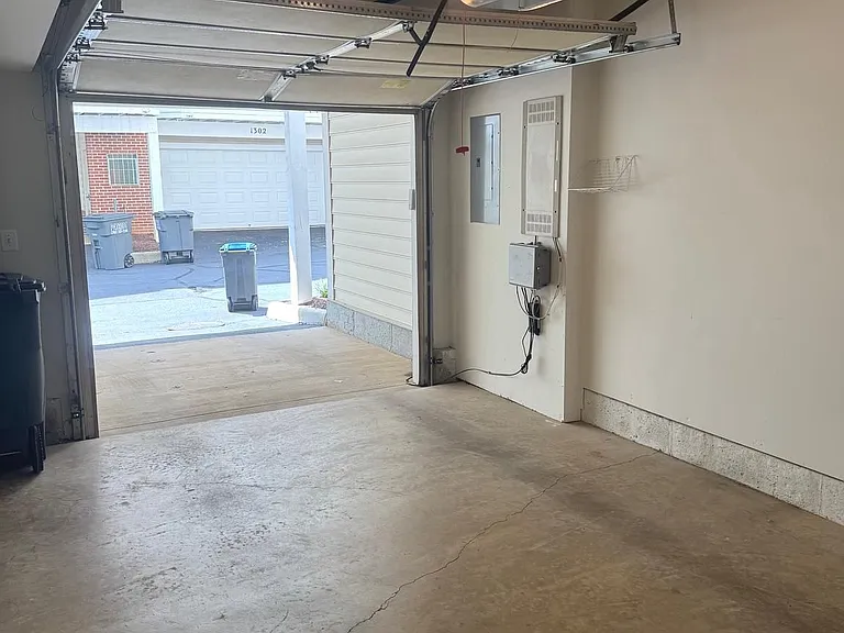 1322 N Danville St — Photo 26
