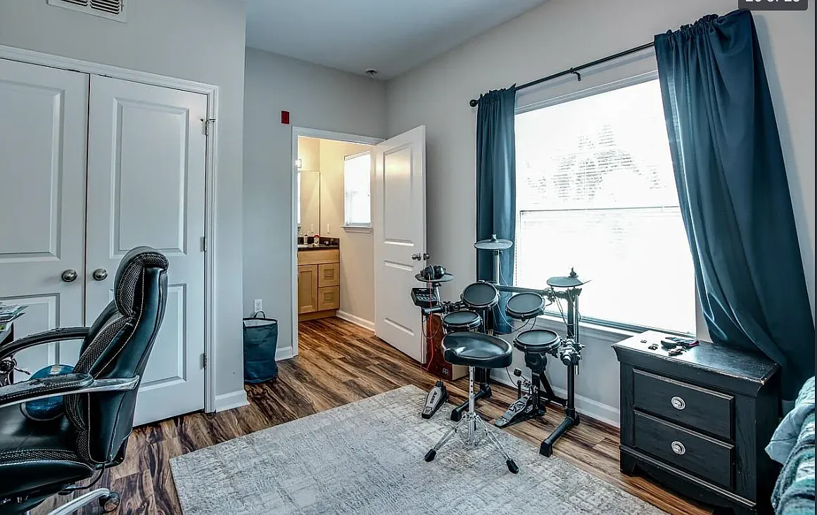 8 bed, 3362 sqft, $900 — Photo 2