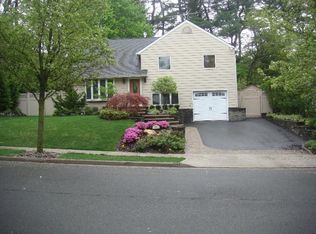 16 Edgewood Gate, Plainview, NY 11803