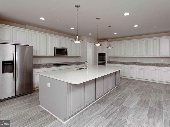 4th image of 608 Dubois Ct