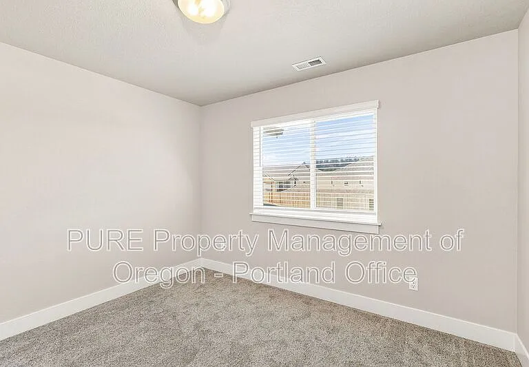 582 NE Alderwood Dr — Photo 31