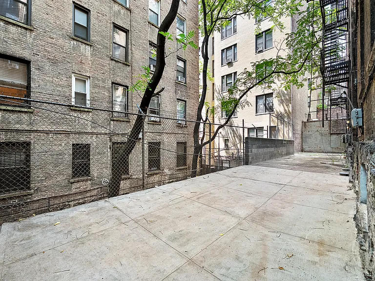 210 W 82nd St #AA — Photo 9