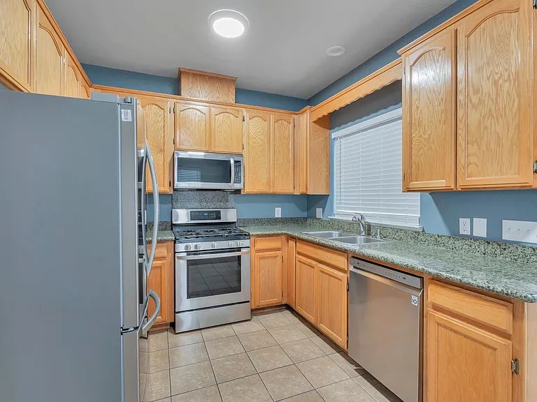 1061 Vermont Ave — Photo 11