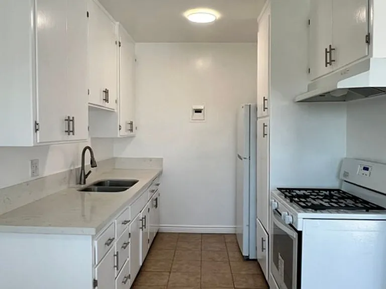 905 Edgewood St — Photo 5