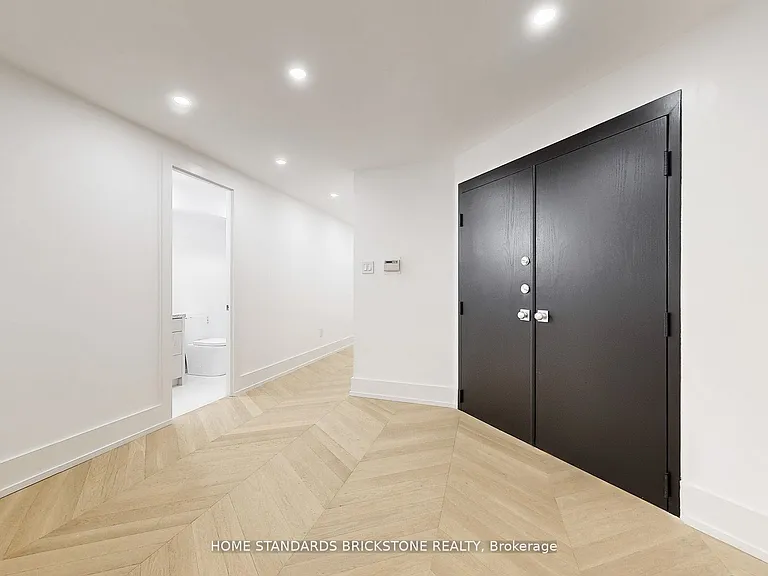 110 Bloor St W #1009 — Photo 32