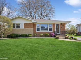 907 N Wilshire Ln, Arlington Heights, IL 60004