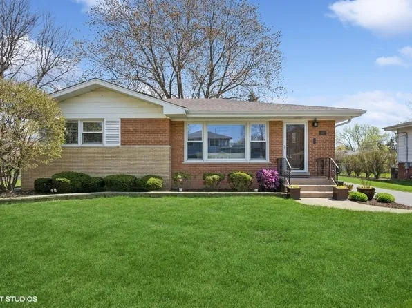 907 N Wilshire Ln, Arlington Heights, IL 60004