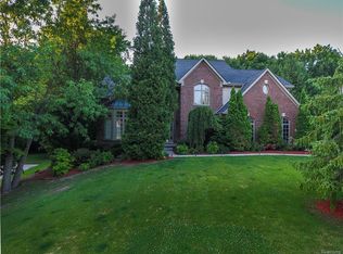 950 Ridgeline Ct, Lake Orion, MI 48360