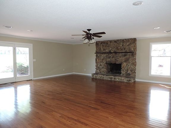 4th image of 232 Kennedy Dr