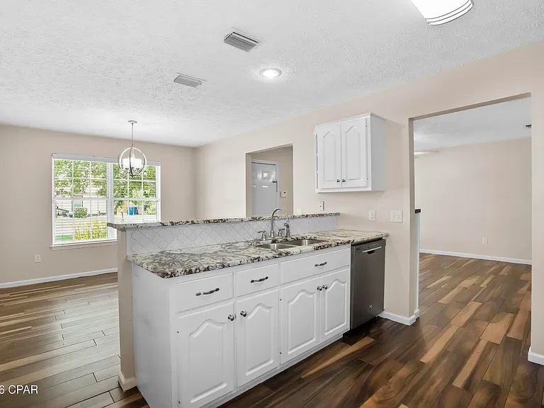 1815 Foster Ave — Photo 4