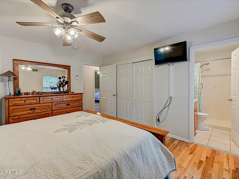 1375 Larchmont Ave — Photo 10