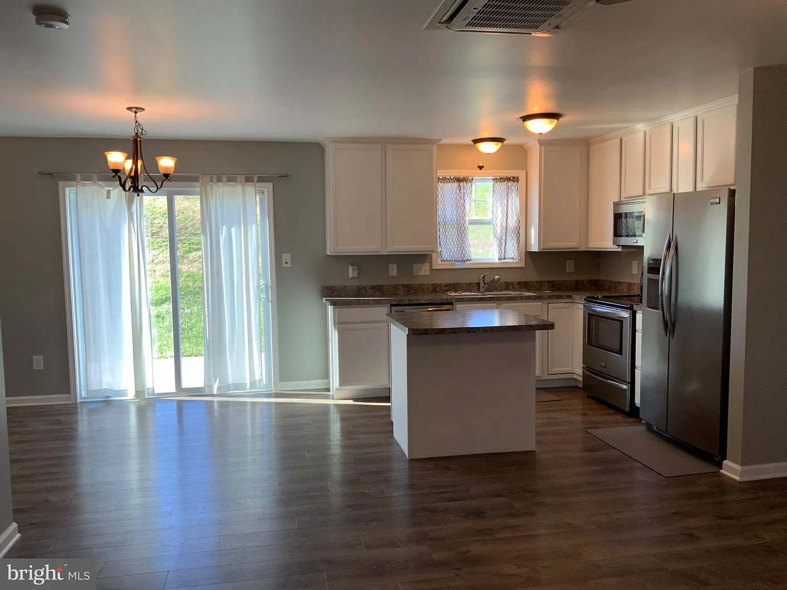 3 bed, 2.5 bath, 1328 sqft, $2,200 — Photo 4