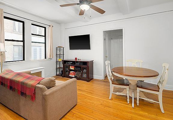 3rd image of 142 E 49th St APT 3C
