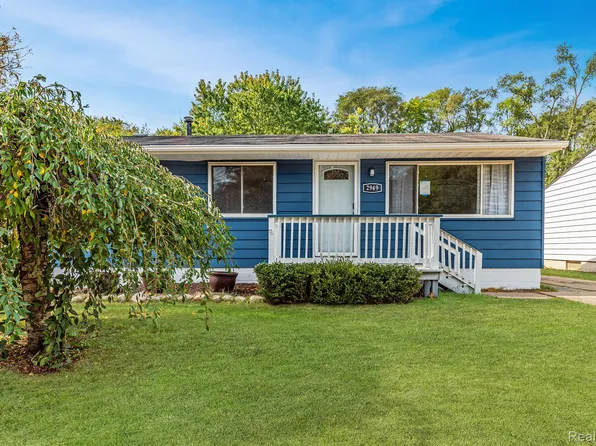 2949 Woodbury St, Commerce Township, MI 48390