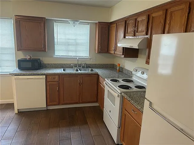 250 Helen St — Photo 6