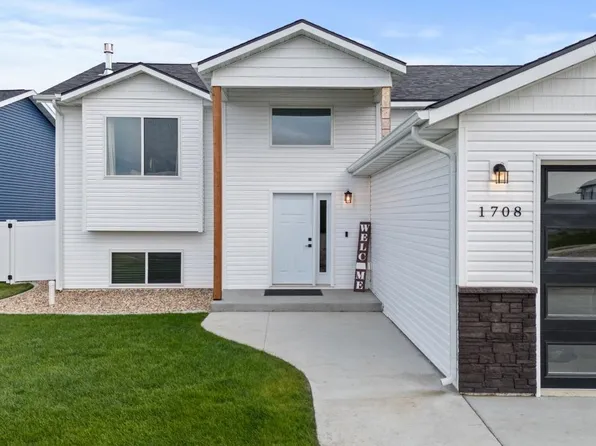 1708 Woodlands Way SE, Minot, ND 58701