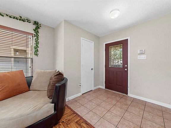 5th image of 914 Staffordale Manor Ln