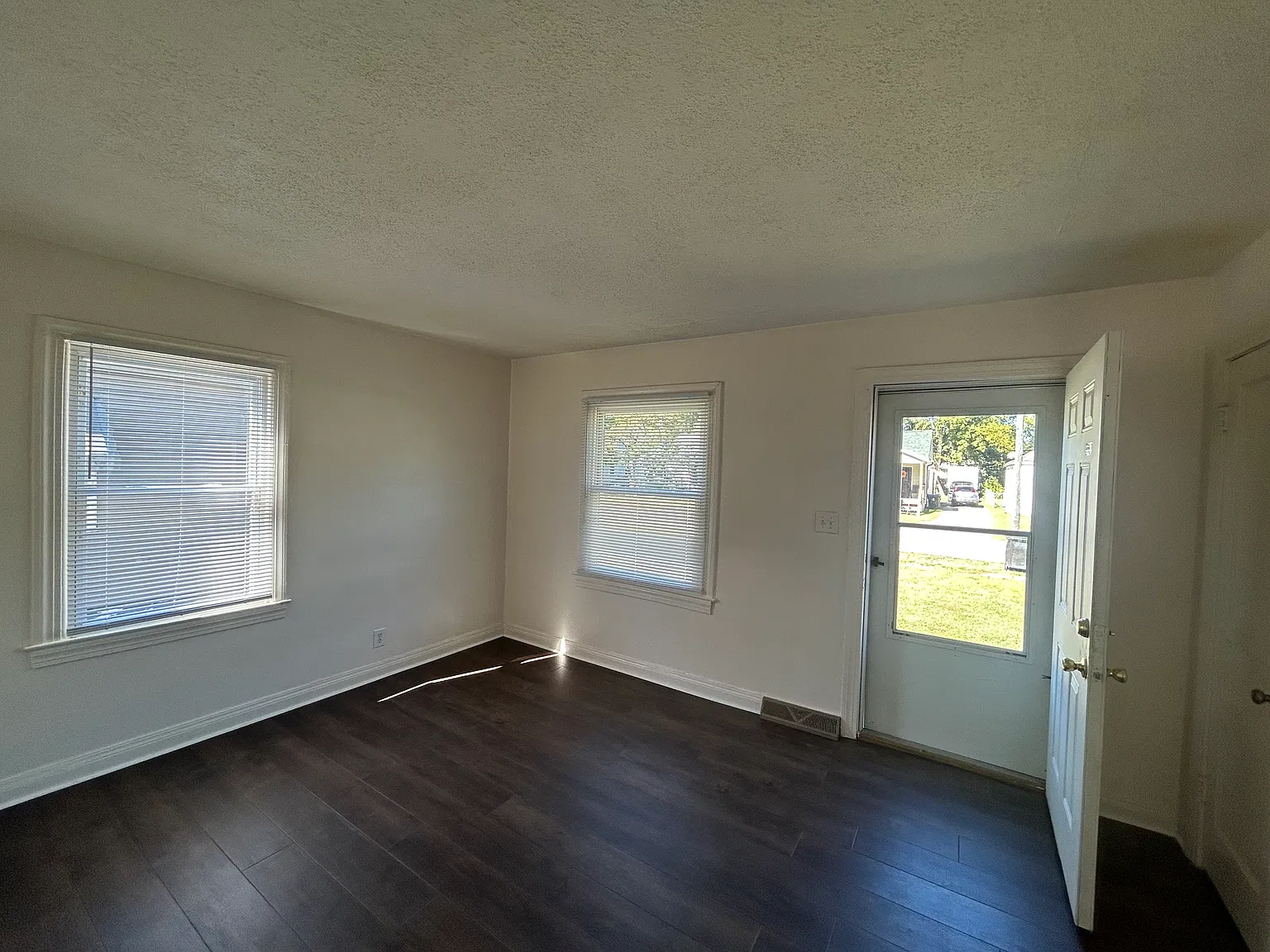 2 bed, 1044 sqft, $950 — Photo 3
