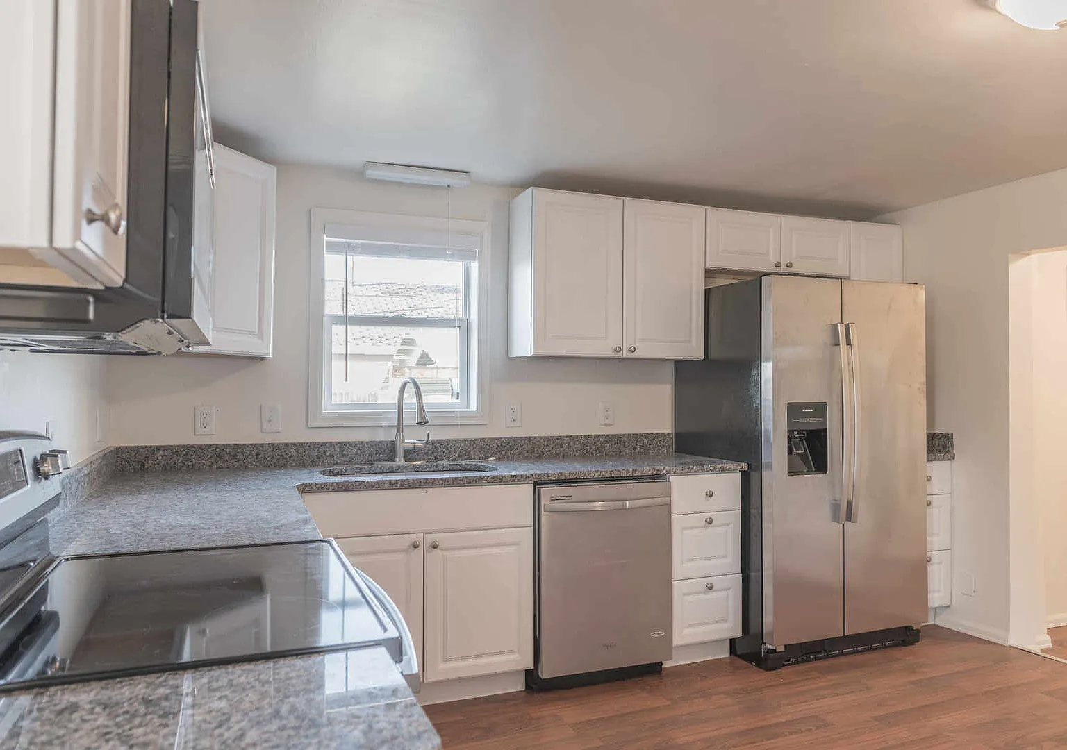 Updated 2 Bedrm 1bath Home - Granite, Stainless Steel Appliances — Photo 3