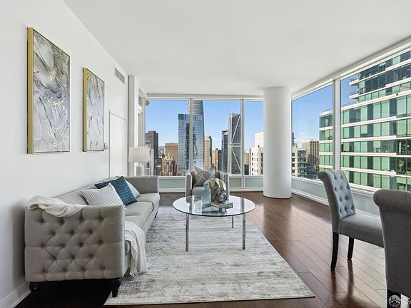 4th image of 425 1st St Unit 4007