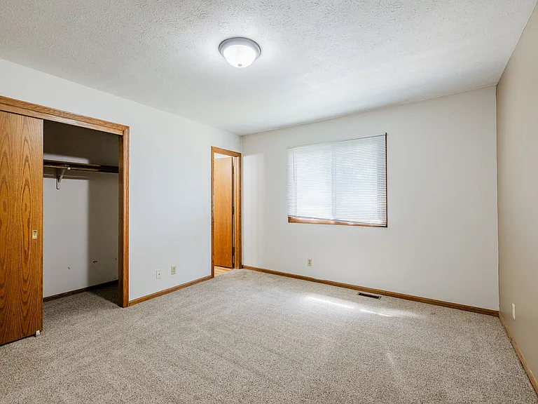 5155 S 80th St — Photo 21