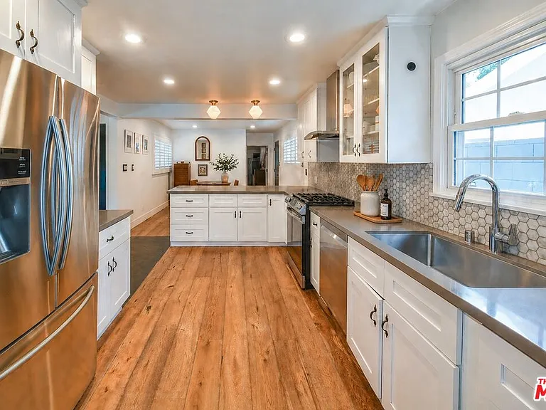 5245 Ventura Canyon Ave — Photo 3