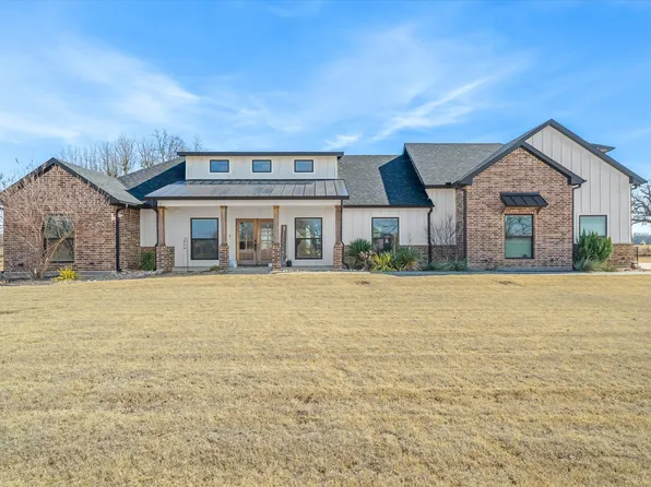 2055 Eastfield Dr, Wills Point, TX 75169