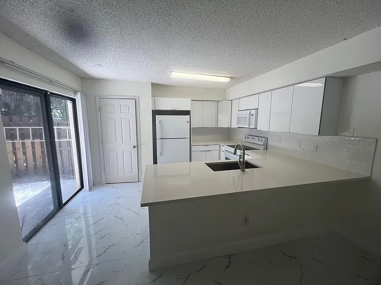 2212 White Pine Cir #B — Photo 7