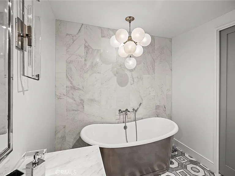 2200 The Strand #B — Photo 36