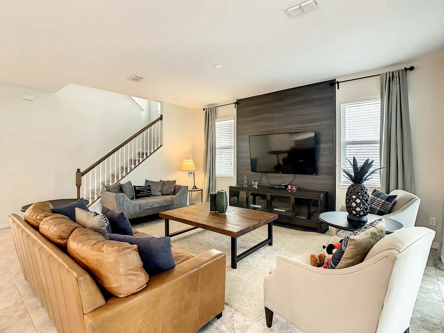 6 bed, 4.0 bath, 2744 sqft, $5,916 — Photo 2