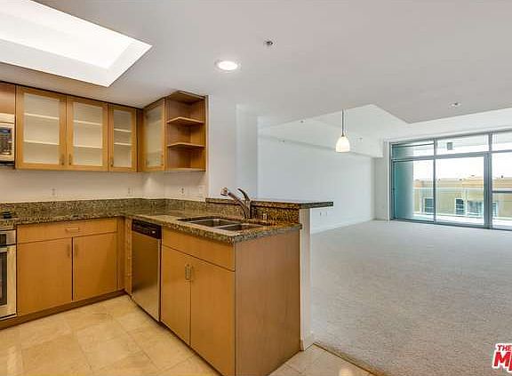 5th image of 13700 Marina Pointe Dr Unit 620