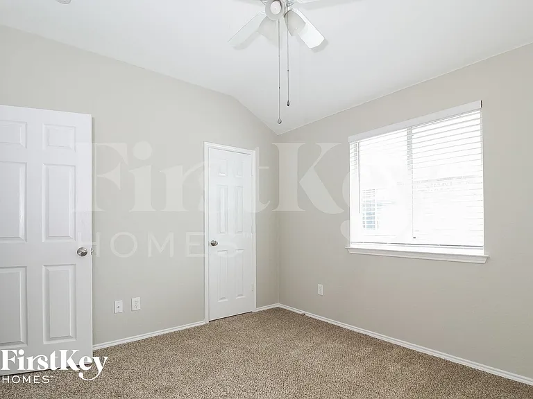 802 Hawthorne Rd — Photo 12