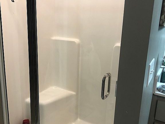 Master sit down shower 