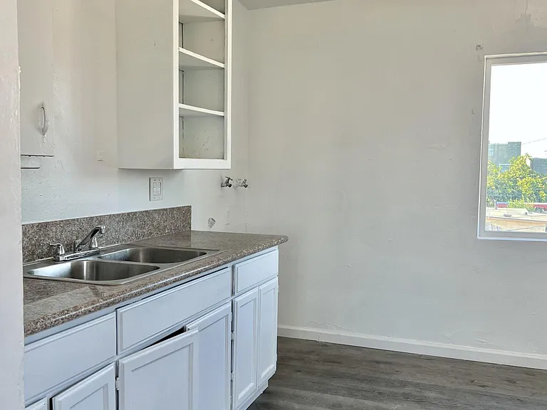 1165 E 59th Pl #1165 — Photo 9