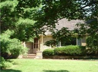 1207 Meadow Lake Pkwy, Kansas City, MO 64114
