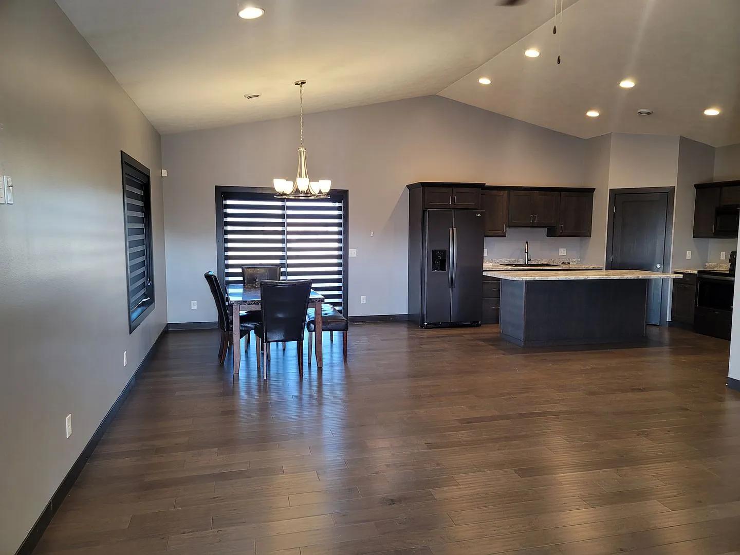 Three bedroom two bathroom triple garage house — Photo 2