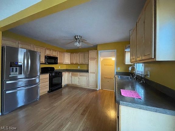 3rd image of 460 E 300th St