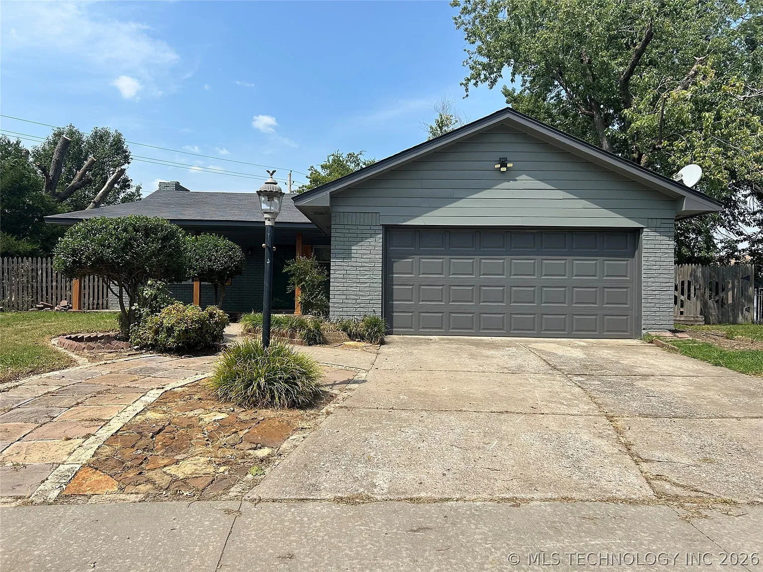 3 bed, 2.0 bath, 2012 sqft, $1,650 — Photo 2