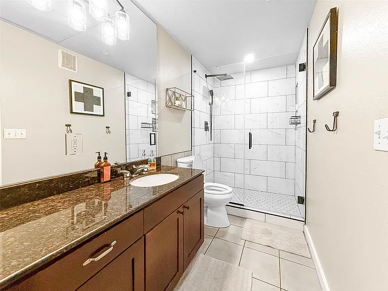 2216 Chenevert St #4 — Photo 16