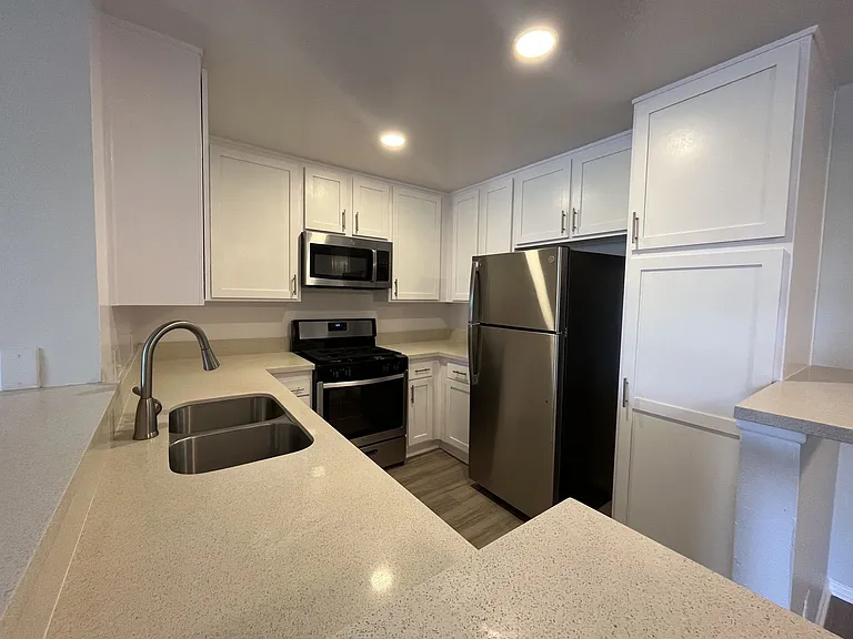 5235 Kester Ave — Photo 47