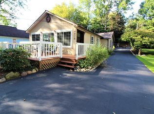 4876 Filer Ave, Waterford, MI 48328
