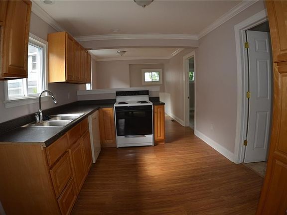 3rd image of 6888 Wellington Dr